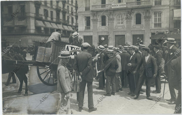 Nuestro corresponsal administrativo, el Sr. Larrocha (X), vendiendo al público...