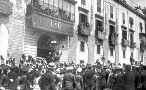 El pueblo ante los Balcones de la capitanía General, Aclamando al Rey (X)