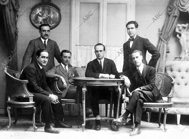 Los Alumnos Ingenieros Industriales que Han Terminado sus Estudios en la escuela...