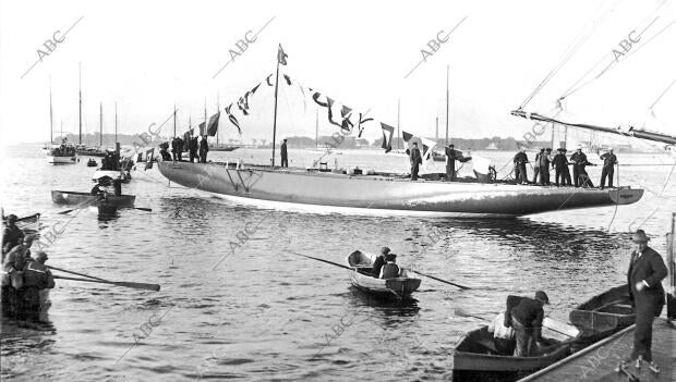 el Nuevo "Yacht" Shamrock Iv, de Sir Tomas recién botado al agua