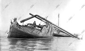 En la imagen, los restos del Pailbot naufragado en la barra y volado por causas...