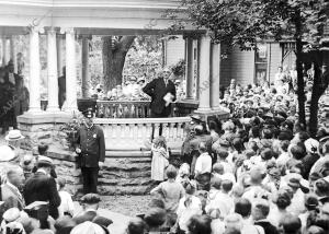 El senador Warren G. Harding Pronunciando un discurso de propaganda en su finca...