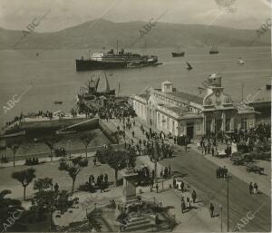 Aspecto del muelle de viajeros a la llegada de un vapor norteamericano que ha...