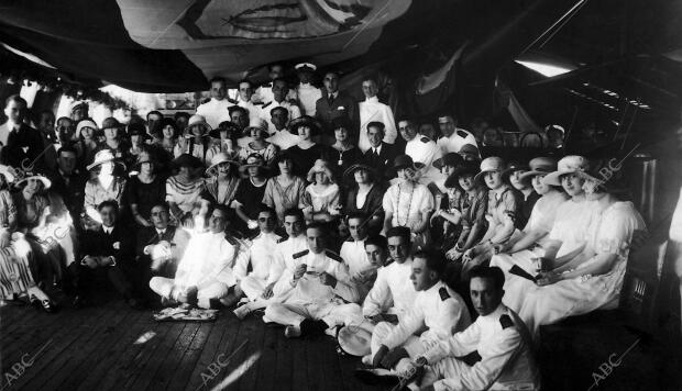 A bordo del crucero Carlos V. grupo de Concurrentes al festival de la Virgen del...