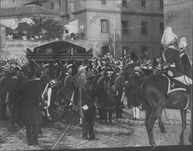 En la imagen el cortejo Fúnebre, que Fue desde el palacio de Liria A la estación...