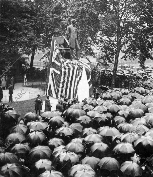 Descubrimiento de la estatua del presidente Norteamricano Abraham Lincoln