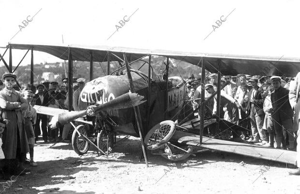 Estado en que Quedó el aparato del aviador del greco después del violento...