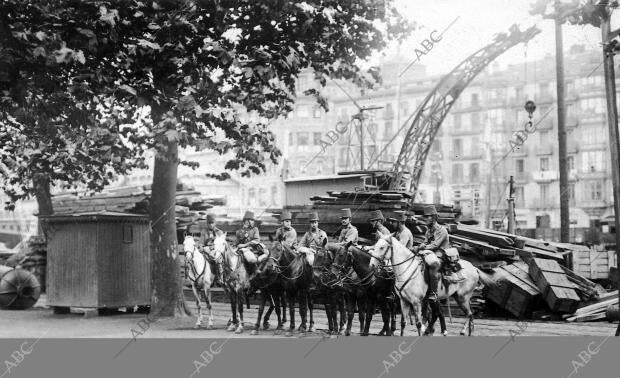 Patrulla del regimiento de caballería de Alfonso Xiii Custodiando el muelle del...