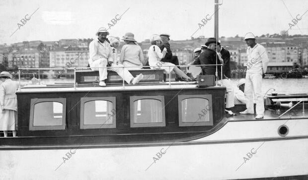 Ss.Aa. las Infantes doña Beatriz (1) y doña Cristina (2), en la gasolinera desde...