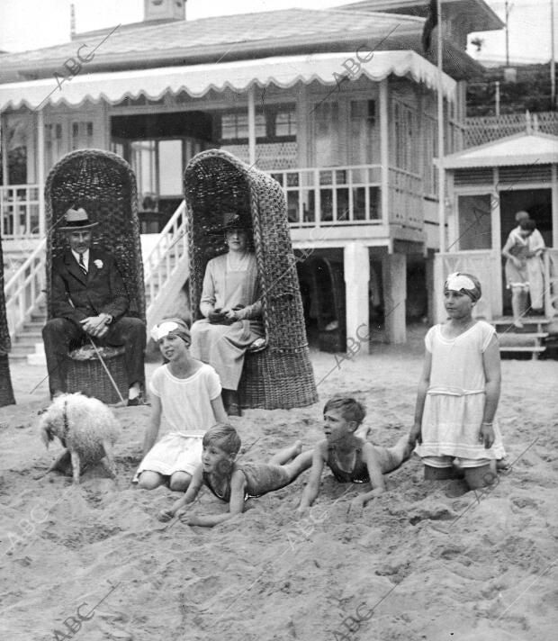 S.M. la Reina con el Conde de Albany y Ss.Aa. los Infantes doña Beatriz, doña...