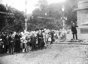 Los Caballeros de colón ante el monumento A Lafayette