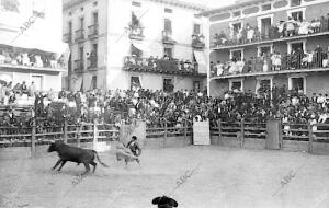 Un aspecto de la plaza del pueblo durante la celebración de la corrida de Toros