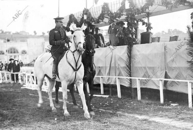 Los Caballos Ganadores ante la tribuna Regia