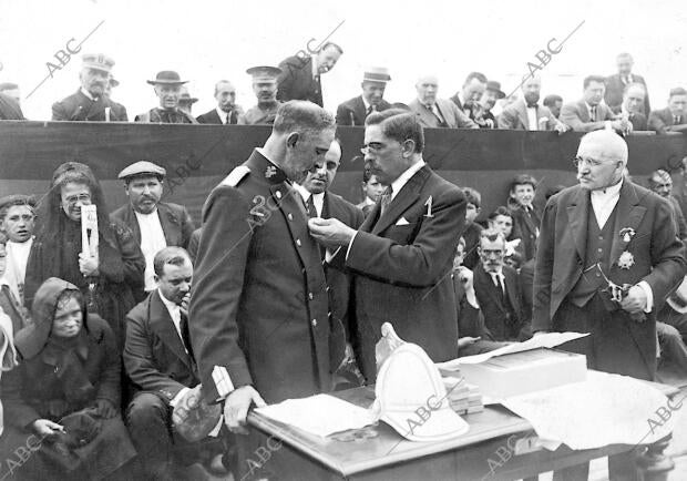 El alcalde Sr. pereda Palacios (1) Colocando la cruz de oro al jefe de Bomberos...