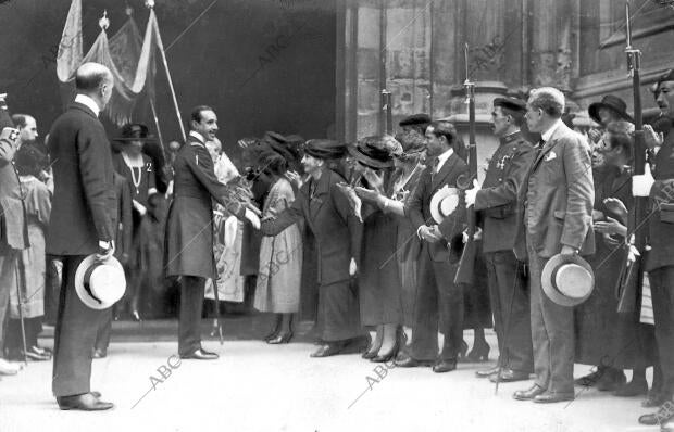 SS.MM. los Reyes D. Alfonso (1) y Doña Victoria (2), al salir del Santuario de...