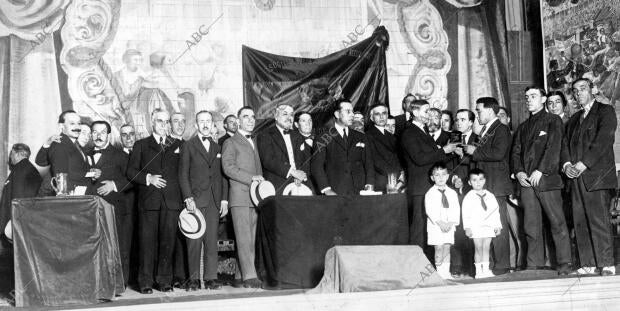 En el teatro del Rey Alfonso solemne entrega al ex matador de Toros Ricardo...