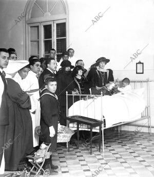 En el hospital del niño Jesus S.M la Reina doña Victoria (X) Repartiendo...