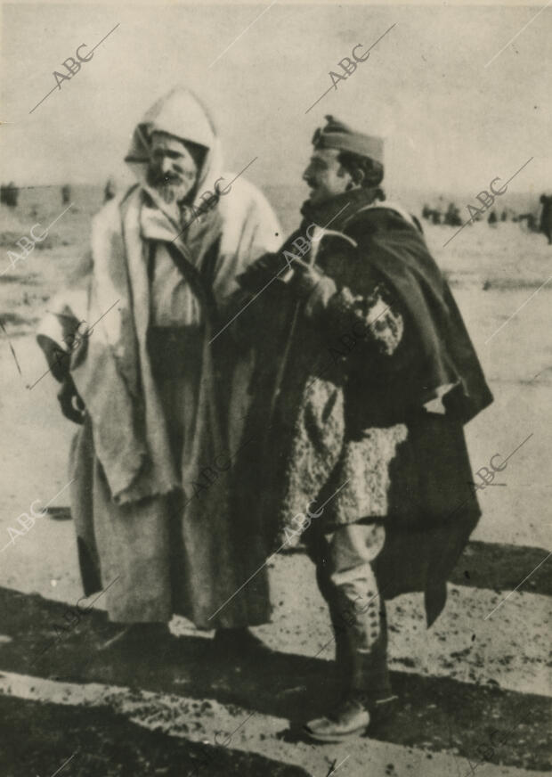 El comandante de la Legión Francisco Franco acompañado del Hach Abd el Kader