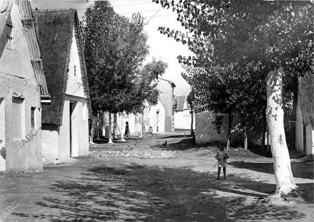 Por estos Pueblos -mitad de Casas, mitad de Barracas- Iban los Viejos y Alegres...