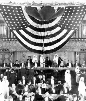 Mesa presidencial del banquete de mil Notabilidades Norteamericanas, en que cada...