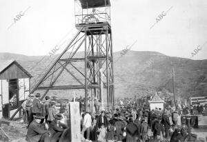 El público ante la entrada del pozo de la Mina Araceli momentos antes de ser...