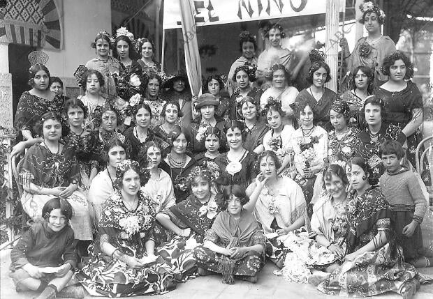 Las Señoritas que Postularon A beneficio de la casa del Niño, con la marquesa...