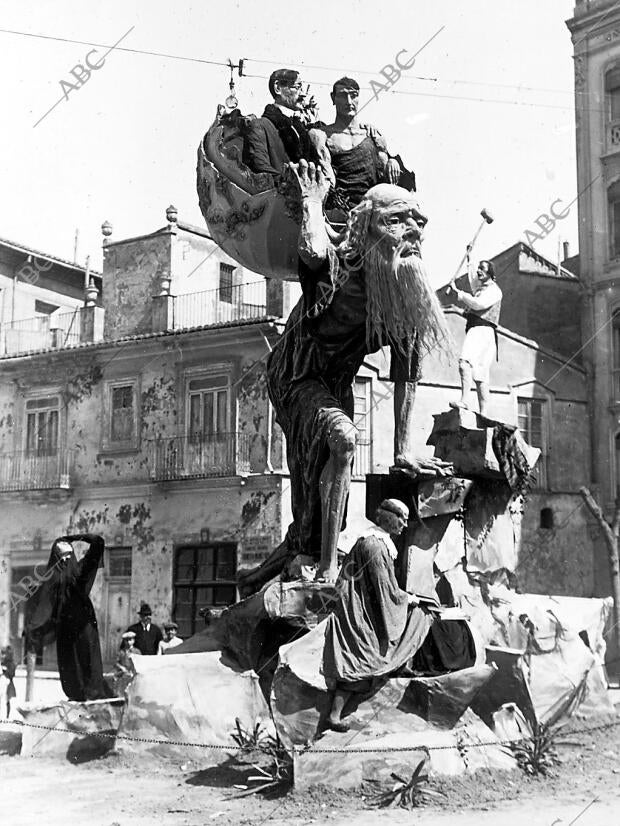 Monumental falla levantada en la plaza de santa Mónica, y que Obtuvo premio...