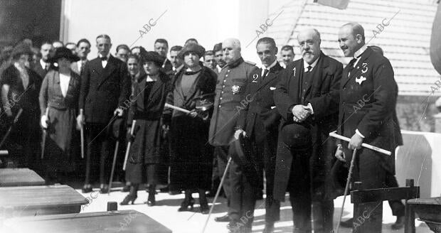 Don Tomas (2) y D. Ramón Pérez Romeu (3), Rodeados de las Autoridades e...