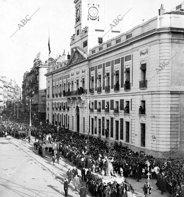 La procesión del santo Entierro, A su paso por la puerta del sol