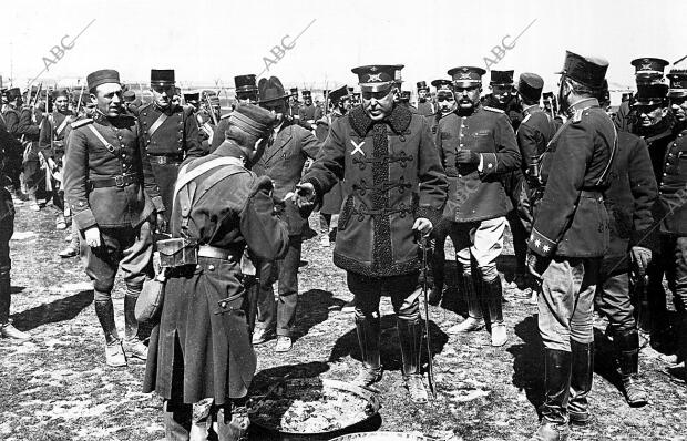 El capitán General, Sr. Aguilera (X), Probando el rancho del regimiento de...