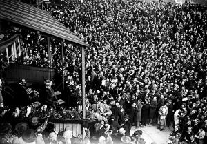 Ss.Mm. los Reyes de Inglaterra A su Llegada al hipódromo para presenciar al gran...