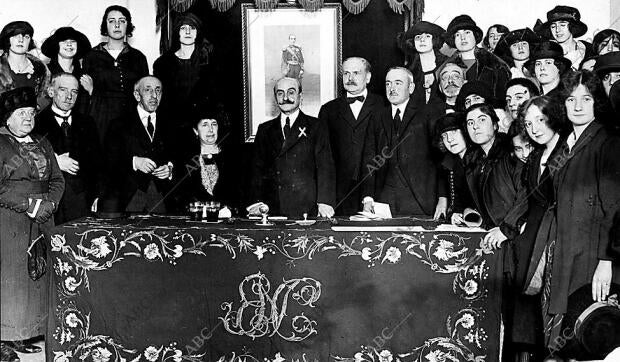 El ministro de instrucción Pública, Sr. Aparicio (X), en la inauguración del...