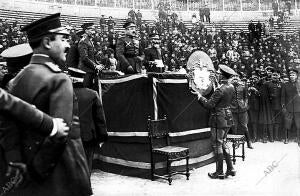 El capitán general de la 3ª Región, don Miguel primo de Rivera, Entregando el...