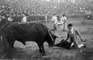 Juan Belmonte arrodillado en un valeroso desplante