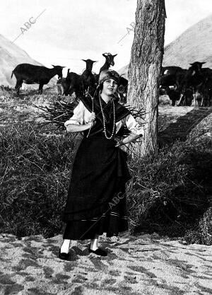 Campesina Gallega, en sus Rudas Labores