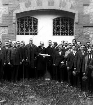 Comisionados de la asociación provincial del magisterio primario Entregando al...