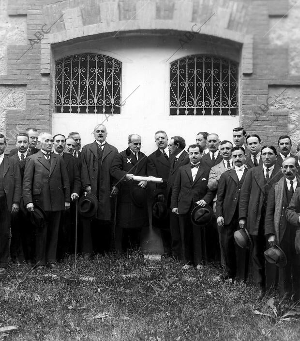 Comisionados de la asociación provincial del magisterio primario Entregando al...