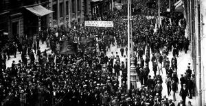 Manifestación obrera a su paso por la calle de Alcalá