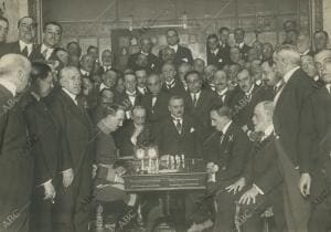 S. M. el Rey Alfonso XIII (1), jugando una partida con el Sr. Golmayo (2),...