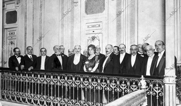 El ministro de Fomento, Sr. la Cierva (X), con los Condes de Coello de Portugal...