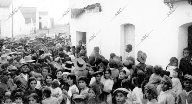 Descubrimiento del letrero que Da el nombre de Conde de Colombi A la calle en...