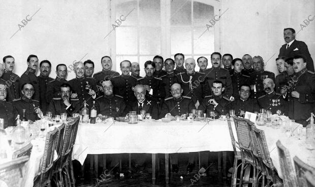 Los Nuevos Farmaceúticos Militares, Presididos por el rector de la Universidad,...