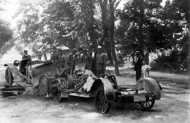 Restos de los automóviles cuyo choque ocasionó el estadillo e incendio del...