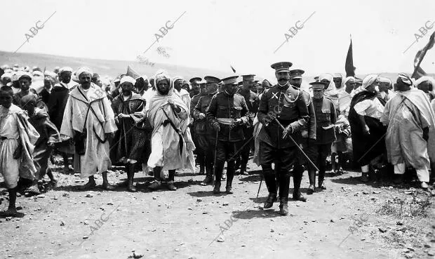 Fiesta Hispano- marroquí en Beni-Said el Comandante, general Silvestre (X),...