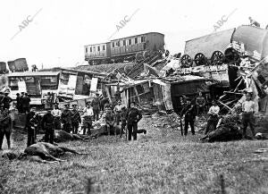 Desastre ferroviario en Irlandarestos del tren de Tropas Descarrilado por Los...