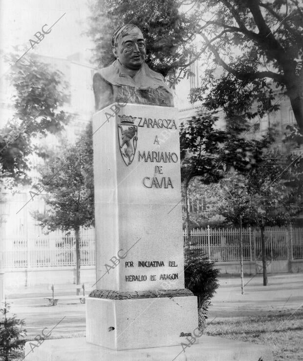 Monumento Herigido al ilustre escritor por Iniciativa Del "heraldo de Aragón"