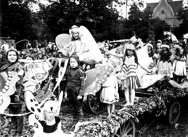 Carroza de las Mariposas, alegoría del Verano, en la cabalgada con que se Han...