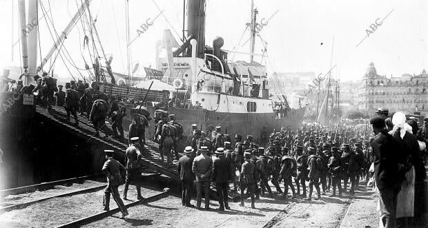 Los Soldados del batallón de Burgos Embarcando con destino A Melilla