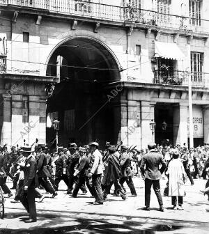 La fiesta de los Milicianos Nacionales desfile de los Milicianos por la plaza...