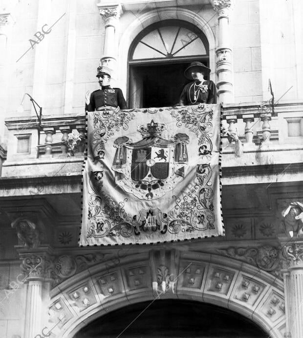 Sus Majestades don Alfonso y doña victoria Presenciando desde el balcón del...